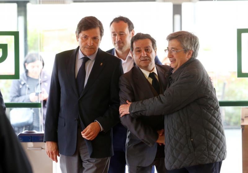 El presidente del Principado, Javier Fernández, el consejero de Presidencia, Guillermo Martínez, y el consejero de Sanidad, Francisco del Busto, han arropado a la familia del exconsejero de Sanidad Rafel Sariego, que ha fallecido a causa de un cáncer.
