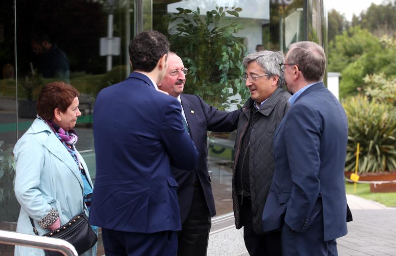 El presidente del Principado, Javier Fernández, el consejero de Presidencia, Guillermo Martínez, y el consejero de Sanidad, Francisco del Busto, han arropado a la familia del exconsejero de Sanidad Rafel Sariego, que ha fallecido a causa de un cáncer.