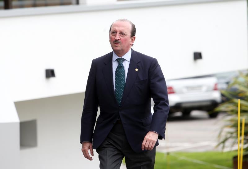 El presidente del Principado, Javier Fernández, el consejero de Presidencia, Guillermo Martínez, y el consejero de Sanidad, Francisco del Busto, han arropado a la familia del exconsejero de Sanidad Rafel Sariego, que ha fallecido a causa de un cáncer.