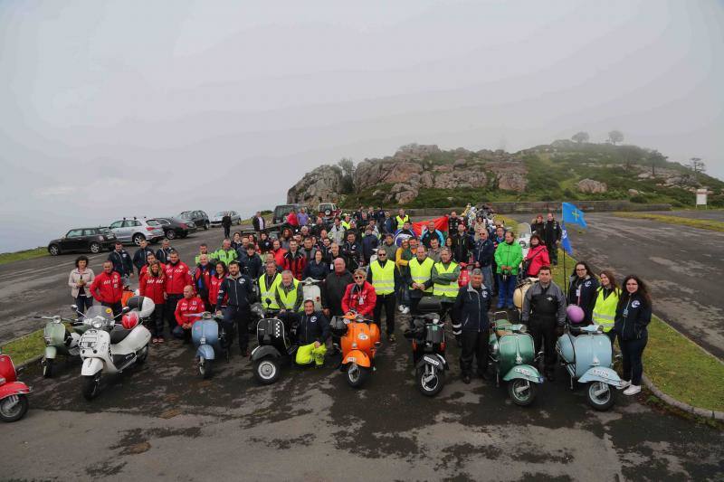 Decenas de vespas y lambrettas han participado en la X Subida a El Fitu, un recorrido de noventa kilómetros por carreteras secundarias que ha llenado de color la comarca oriental.