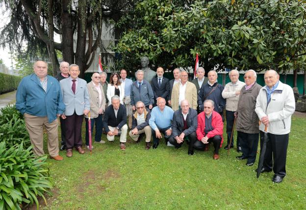 Algunos de los veteranos que asistieron al responso con el que se inició el encuentro. 