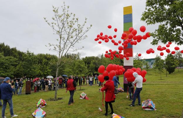 Suelta de globos durante el homenaje a las víctimas del sida. 