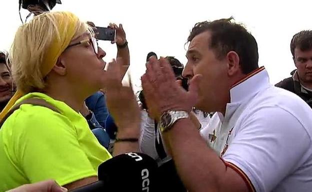 Tensión en la playa de Mataró por la colocación de toallas amarillas en forma de cruz