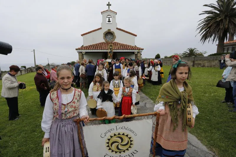 Los vecinos de la Providencia celebraron una misa en honor a su patrona, cuya talla fue llevada en procesión hasta la colina de El Cuervo, donde Adolfo Amandi le dedicó una tonada.