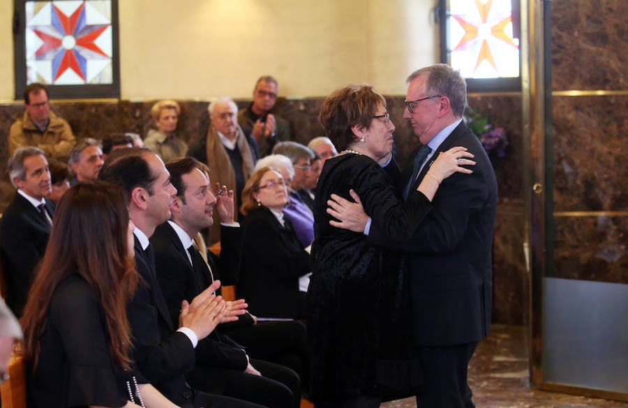 La capilla del tanatorio de Los Arenales se ha quedado pequeña para acoger al grn número de personas que ha querido dar su último adiós a Rafa Sariego, el consejero de Sanidad que impulsó la construcción del actual Hospital Central de Asturias. Personalidades de la política, la economía y la cultura de Asturias han arropado a su familia en estos difíciles momentos.