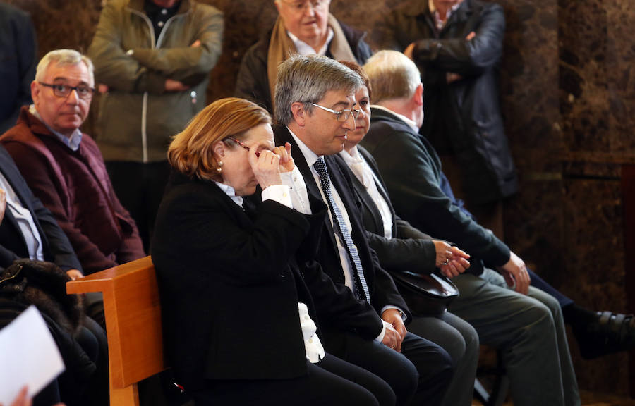 La capilla del tanatorio de Los Arenales se ha quedado pequeña para acoger al grn número de personas que ha querido dar su último adiós a Rafa Sariego, el consejero de Sanidad que impulsó la construcción del actual Hospital Central de Asturias. Personalidades de la política, la economía y la cultura de Asturias han arropado a su familia en estos difíciles momentos.