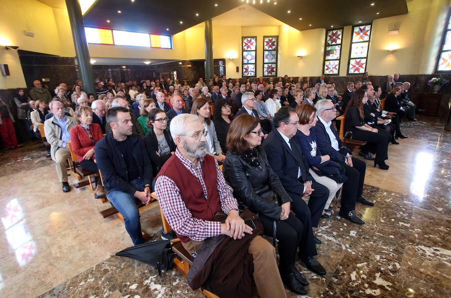 La capilla del tanatorio de Los Arenales se ha quedado pequeña para acoger al grn número de personas que ha querido dar su último adiós a Rafa Sariego, el consejero de Sanidad que impulsó la construcción del actual Hospital Central de Asturias. Personalidades de la política, la economía y la cultura de Asturias han arropado a su familia en estos difíciles momentos.