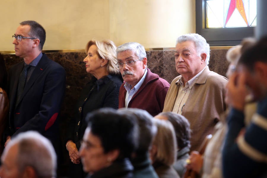 La capilla del tanatorio de Los Arenales se ha quedado pequeña para acoger al grn número de personas que ha querido dar su último adiós a Rafa Sariego, el consejero de Sanidad que impulsó la construcción del actual Hospital Central de Asturias. Personalidades de la política, la economía y la cultura de Asturias han arropado a su familia en estos difíciles momentos.
