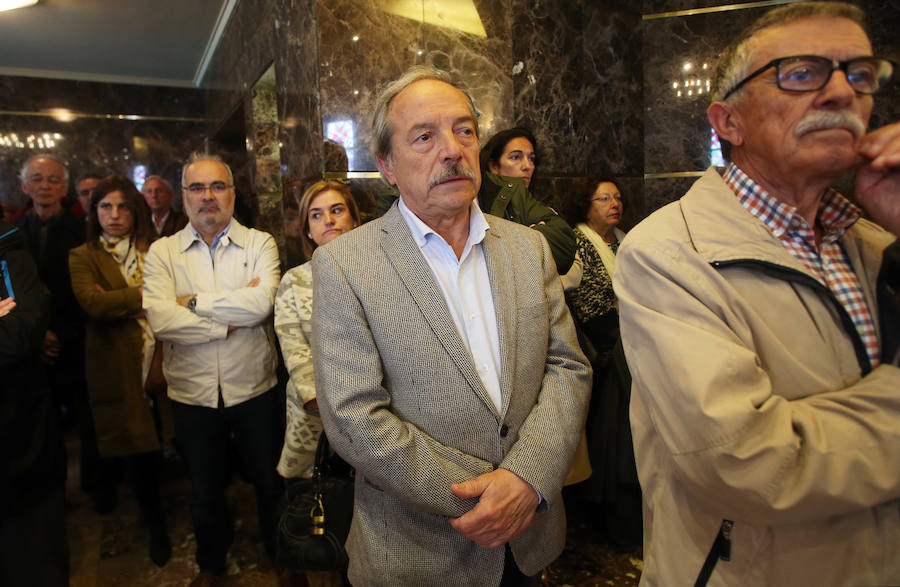 La capilla del tanatorio de Los Arenales se ha quedado pequeña para acoger al grn número de personas que ha querido dar su último adiós a Rafa Sariego, el consejero de Sanidad que impulsó la construcción del actual Hospital Central de Asturias. Personalidades de la política, la economía y la cultura de Asturias han arropado a su familia en estos difíciles momentos.
