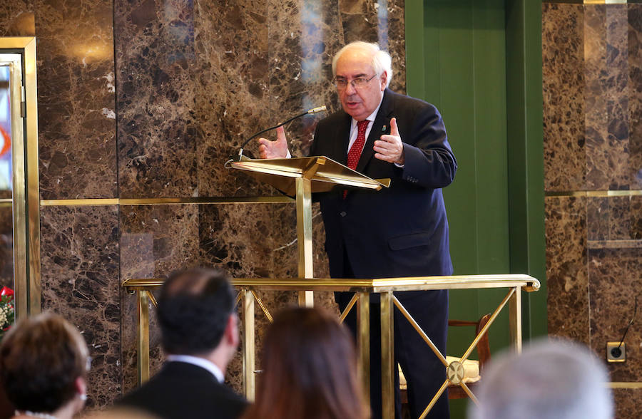 La capilla del tanatorio de Los Arenales se ha quedado pequeña para acoger al grn número de personas que ha querido dar su último adiós a Rafa Sariego, el consejero de Sanidad que impulsó la construcción del actual Hospital Central de Asturias. Personalidades de la política, la economía y la cultura de Asturias han arropado a su familia en estos difíciles momentos.