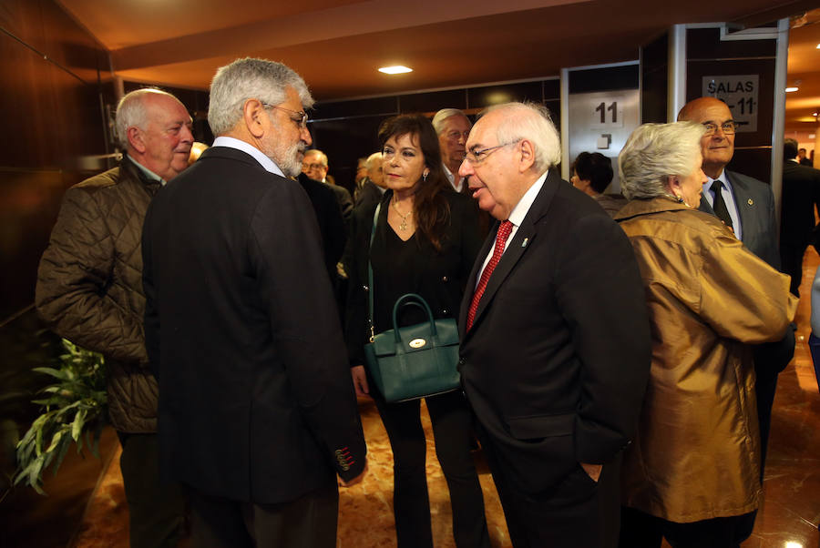 La capilla del tanatorio de Los Arenales se ha quedado pequeña para acoger al grn número de personas que ha querido dar su último adiós a Rafa Sariego, el consejero de Sanidad que impulsó la construcción del actual Hospital Central de Asturias. Personalidades de la política, la economía y la cultura de Asturias han arropado a su familia en estos difíciles momentos.