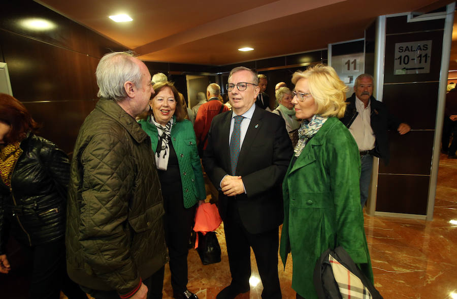 La capilla del tanatorio de Los Arenales se ha quedado pequeña para acoger al grn número de personas que ha querido dar su último adiós a Rafa Sariego, el consejero de Sanidad que impulsó la construcción del actual Hospital Central de Asturias. Personalidades de la política, la economía y la cultura de Asturias han arropado a su familia en estos difíciles momentos.