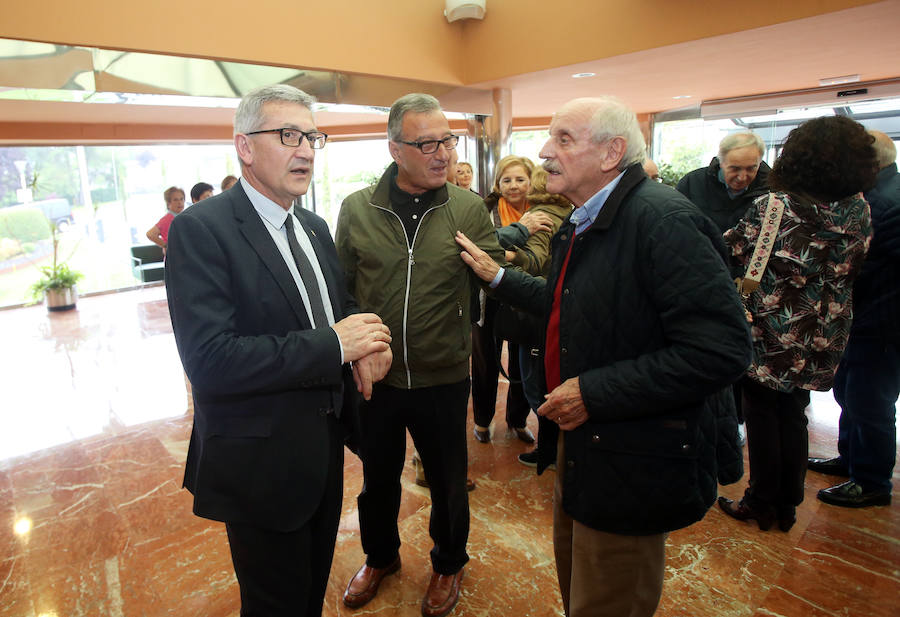 La capilla del tanatorio de Los Arenales se ha quedado pequeña para acoger al grn número de personas que ha querido dar su último adiós a Rafa Sariego, el consejero de Sanidad que impulsó la construcción del actual Hospital Central de Asturias. Personalidades de la política, la economía y la cultura de Asturias han arropado a su familia en estos difíciles momentos.
