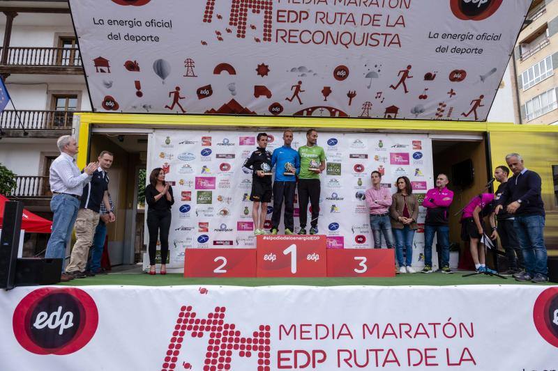 El leonés Sergio Sánchez pulveriza el récord de la media de Cangas de Onís, en el que la gallega Paula Mayobre también superó la mejor marca que ella misma ostentaba.