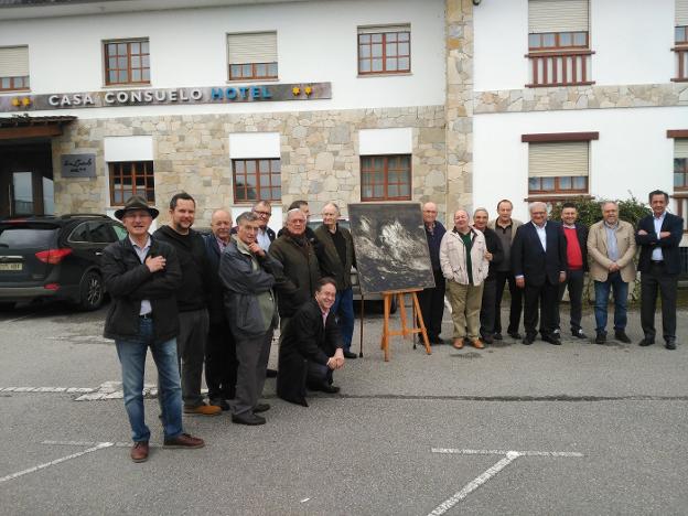 Miembros del jurado y patrocinadores posan delante de Casa Consuelo con la obra ganadora. 