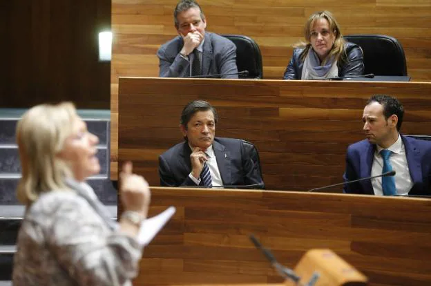 El presidente del Principado, Javier Fernández, escucha a la líder del PP de Asturias, Mercedes Fernández, en el pleno de la Junta General del pasado viernes. 