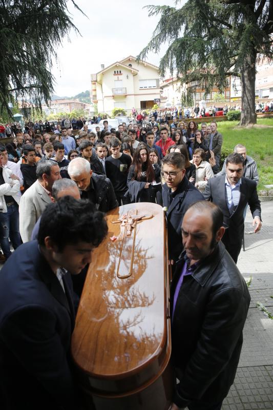 Numerosas personas quisieron arropar a sus padres, hermanos y demás familia en la despedida a la chica de 17 años.