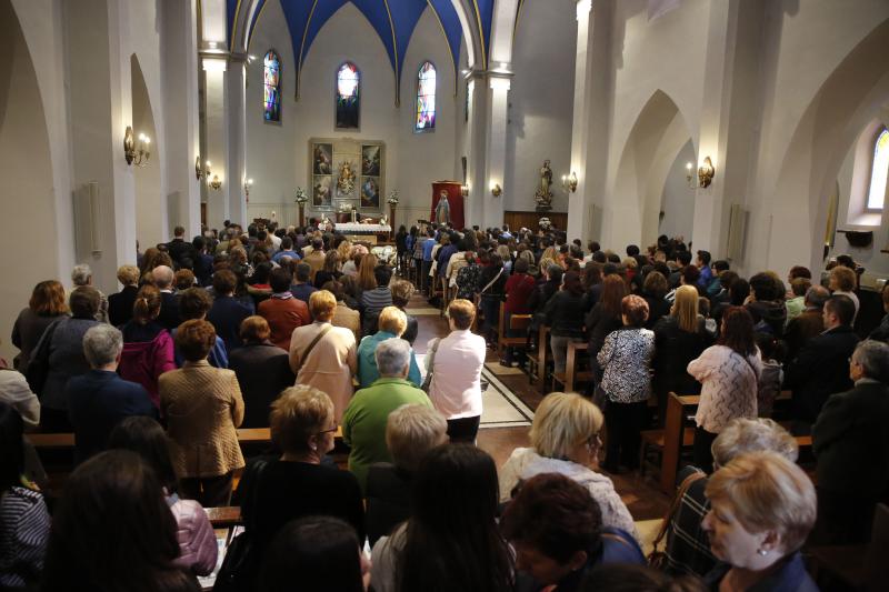 Numerosas personas quisieron arropar a sus padres, hermanos y demás familia en la despedida a la chica de 17 años.