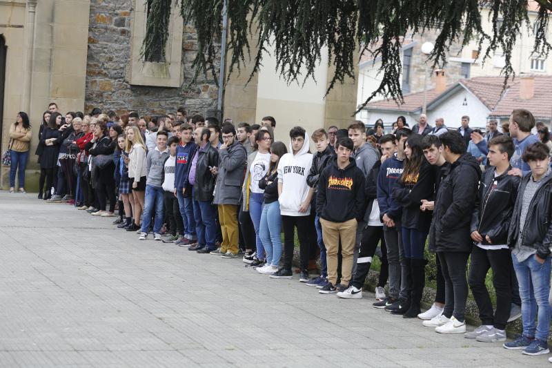 Numerosas personas quisieron arropar a sus padres, hermanos y demás familia en la despedida a la chica de 17 años.