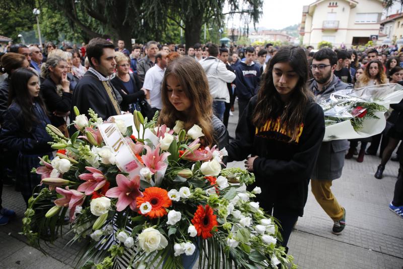 Numerosas personas quisieron arropar a sus padres, hermanos y demás familia en la despedida a la chica de 17 años.