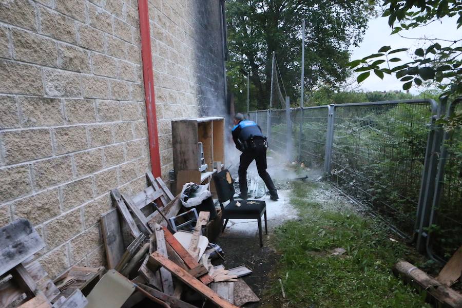 Los adolescentes prendieron fuego a un contenedor de reciclaje de papel e hicieron una hoguera en el patio