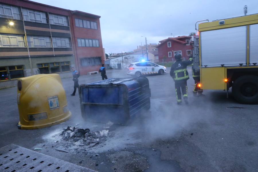 Los adolescentes prendieron fuego a un contenedor de reciclaje de papel e hicieron una hoguera en el patio