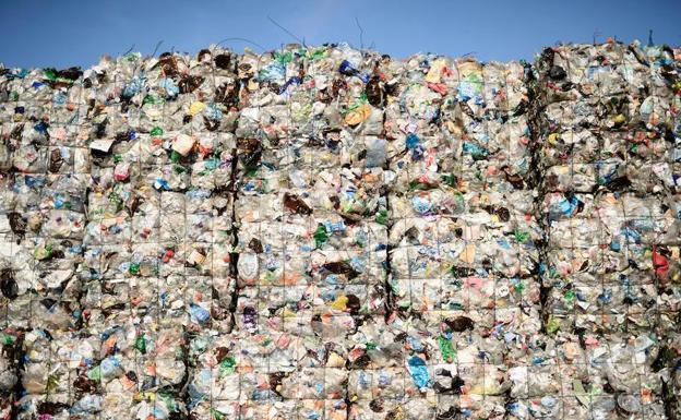 Plásticos apilados en una planta de reciclaje en Alemania. 