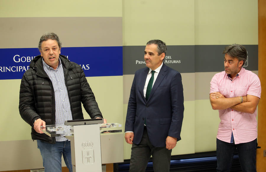 El presidente del Principado, Javier Fernández, ha ofrecido una recepción a las jugadoras, directivos y cuerpo técnico del Club Balonmano Mavi Nuevas Tecnologías La Calzada, campeón de la XXXIX Copa de la Reina de balonmano femenino