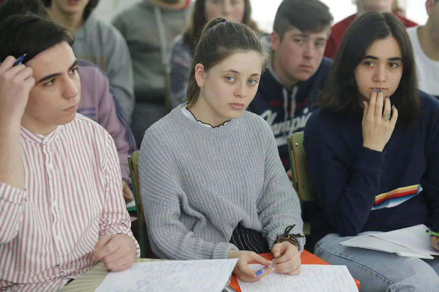 El presidente del Tribunal Superior de Justicia de Asturias, Ignacio Vidau, y la Fiscal Superior del Principado, Esther Fernández, han participado en el X Foro Comunicación y Escuela, organizado por el Instituto Elisa y Luis Villamil de Vegadeo