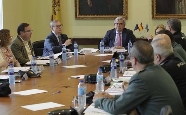 Mariano Marín (centro) y Francisco del Busto (a su izquierda), durante la reunión de seguridad.