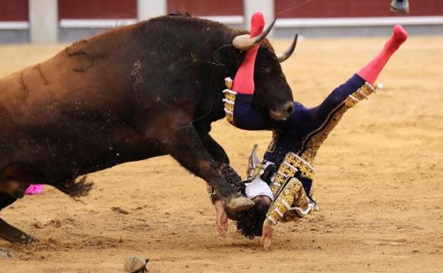 El aparatoso percance de Sebastián Castella en la feria de San Isidro