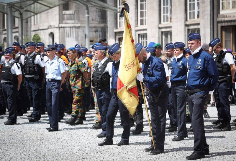 La ciudad belga recordó a las víctimas con un sentido minuto de silencio, encabezado por el primer ministro, Charles Michel, junto a decenas de policías y civiles con el rostro compungido y lágrimas en los ojos.