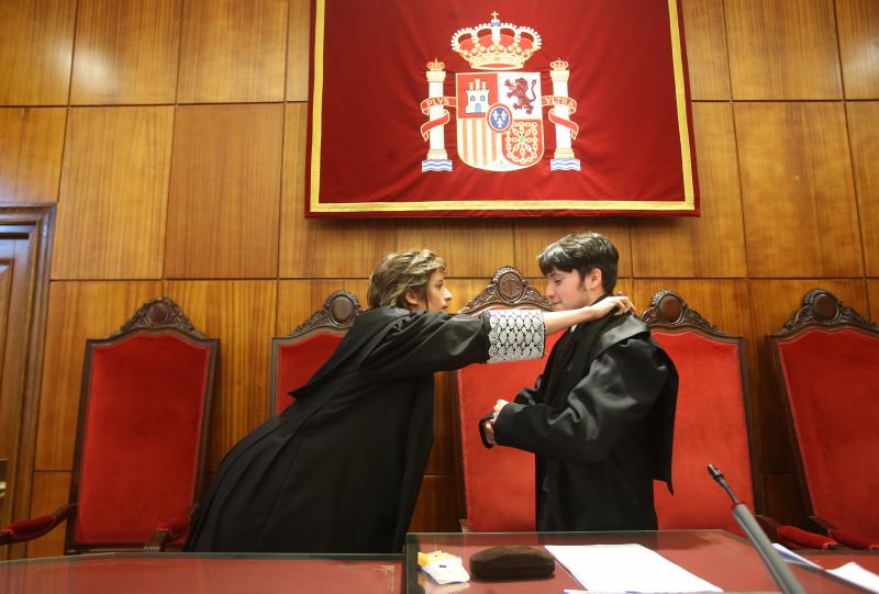 Alumnos del instituto Elisa y Luis Villamil de Vegadeo han visitado el Tribunal Superior de Justicia de Asturias (TSJA), donde han sido recibidos por el presidente del tribunal, Ignacio Vidau. La actividad se enmarca en el proyecto 'Educando en Justicia' del Consejo General del Poder Judicial.