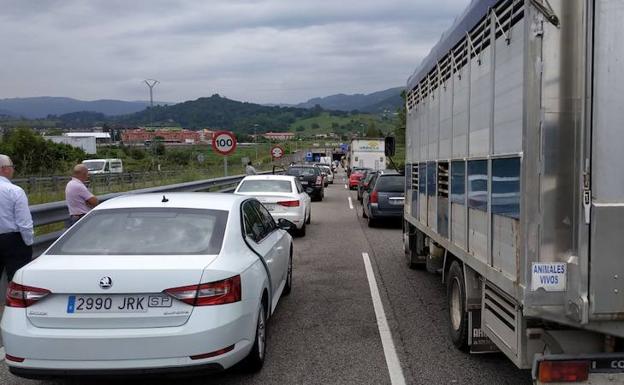 Atascos tras el corte de los carriles.