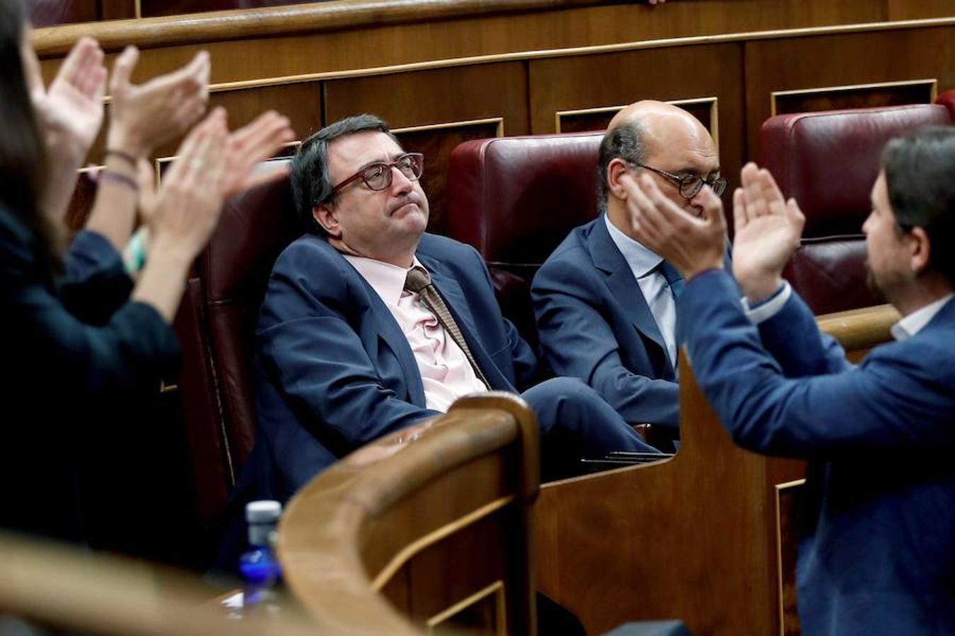 El PNV facilita el éxito de la moción y Pedro Sánchez se hace con la Presidencia del Gobierno.