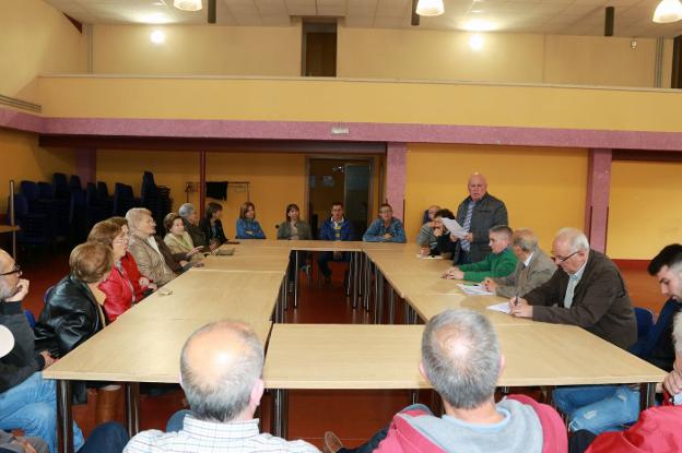 Reunión de la directiva de La Probe en Morcín. 