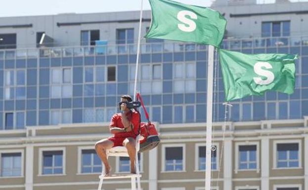 El servicio de salvamento se extiende desde hoy a todas las playas de Gijón