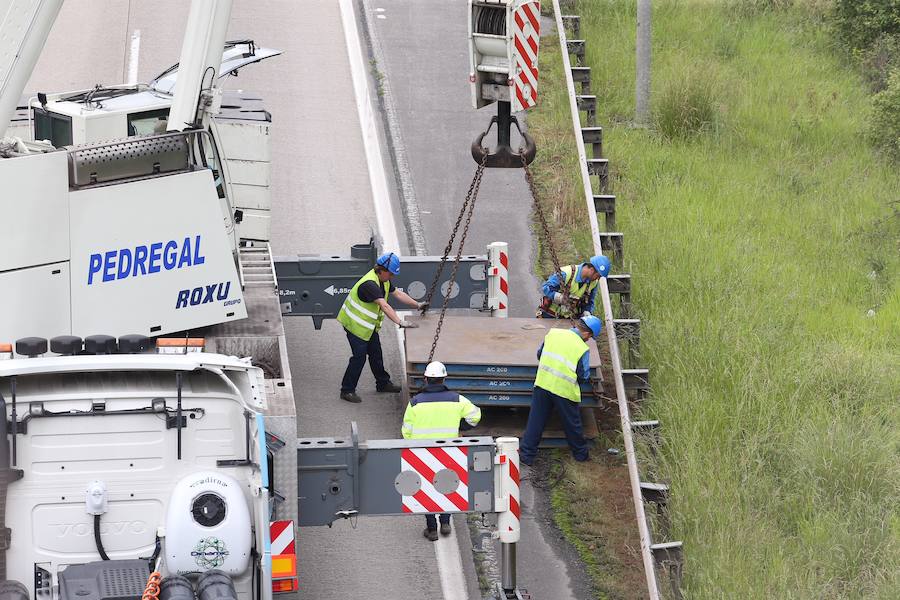 Fotos: El vuelco de la carga de un camión obliga a cortar la A-8 en Gijón