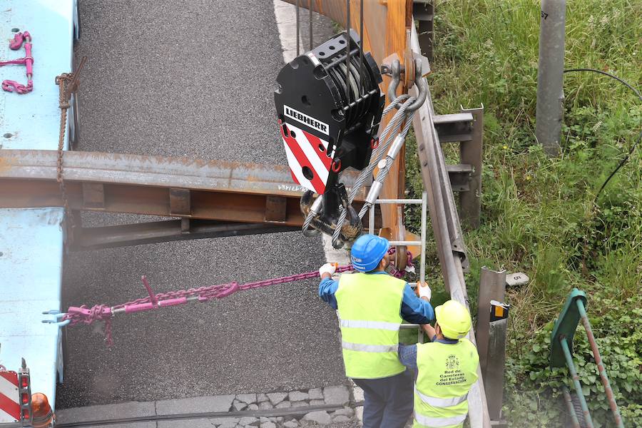 Fotos: El vuelco de la carga de un camión obliga a cortar la A-8 en Gijón