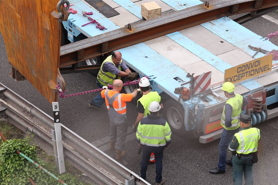 Fotos: El vuelco de la carga de un camión obliga a cortar la A-8 en Gijón