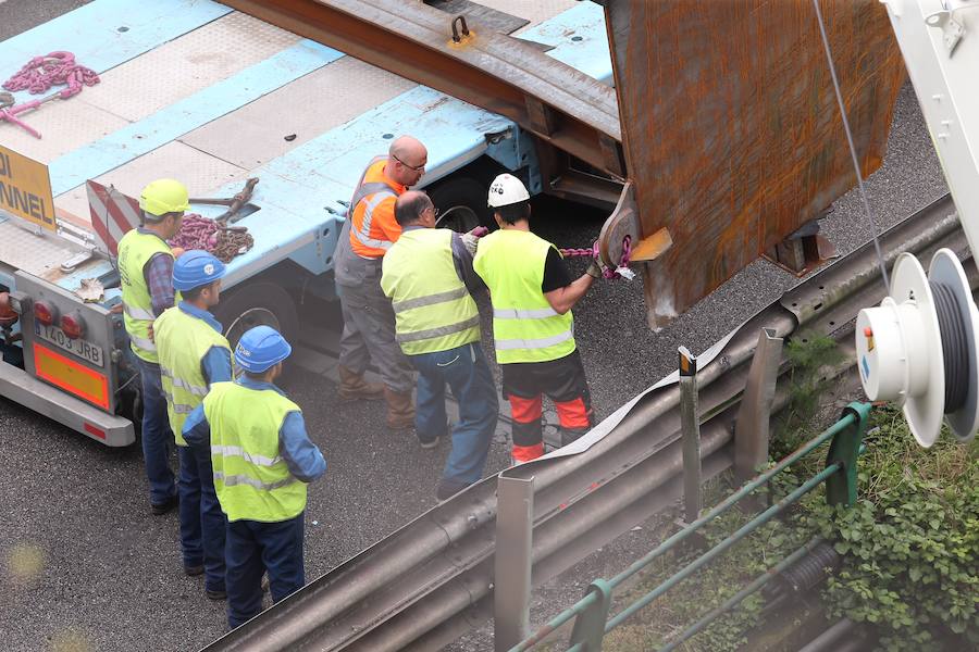 Fotos: El vuelco de la carga de un camión obliga a cortar la A-8 en Gijón