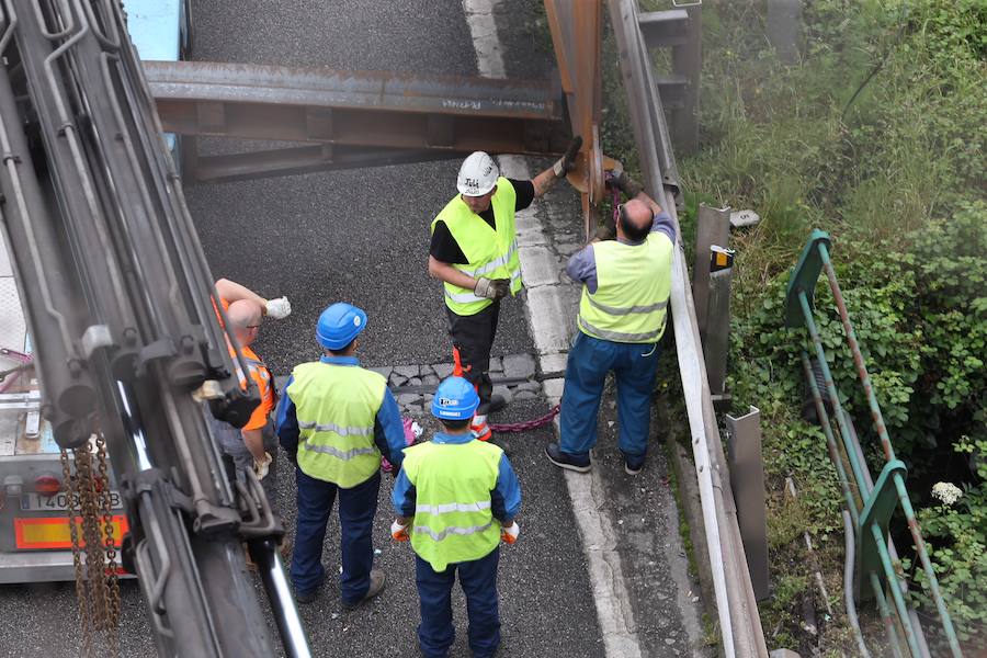 Fotos: El vuelco de la carga de un camión obliga a cortar la A-8 en Gijón