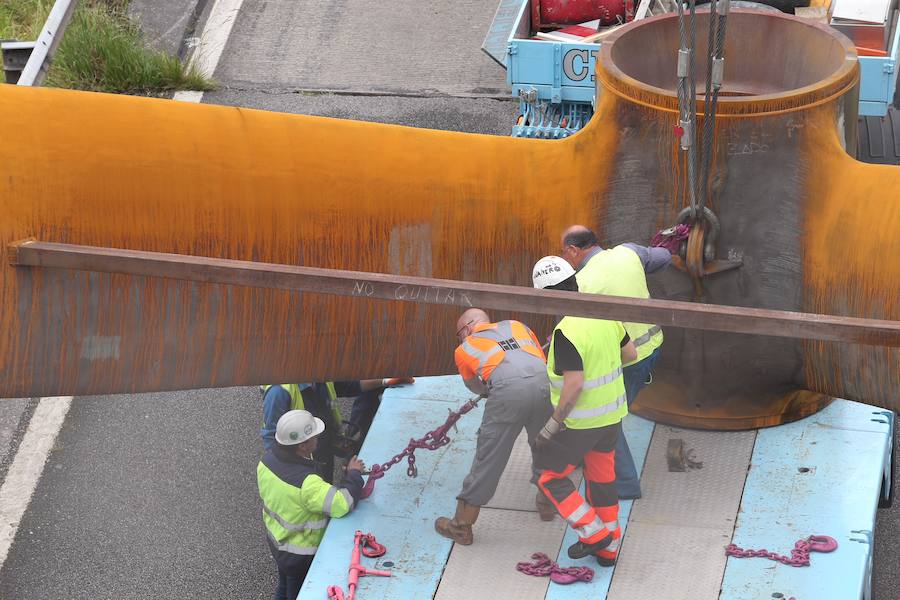 Fotos: El vuelco de la carga de un camión obliga a cortar la A-8 en Gijón