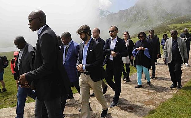 El presidente de Angola, de traje azul, flanqueado por sus guardaespaldas en los Picos de Europa.