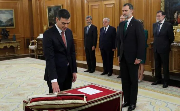 Pedro Sánchez promete su cargo ante el Rey. 