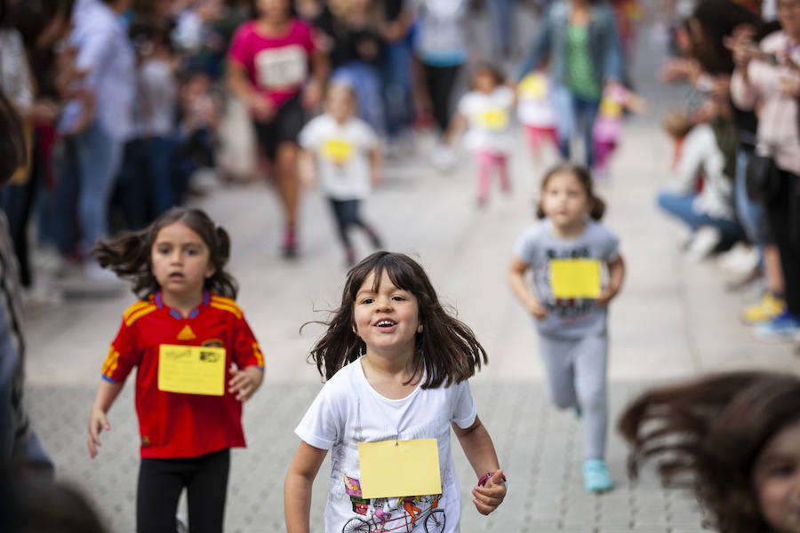 Los pequeños recorrieron la localidad acompañados de personas con discapacidad, que fueron un ejemplo de superación.