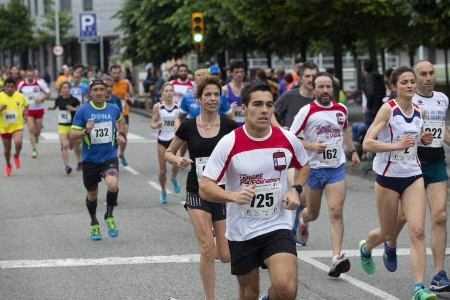 850 personas se sumaron a esta inciativa solidaria organizada por el Centro Comunitario de Sangre y Tejidos de Asturias, con el patrocinio de la Fundación EdP y la colaboración del Ayuntamiento de Gijón, la Dirección General de Deportes y EL COMERCIO