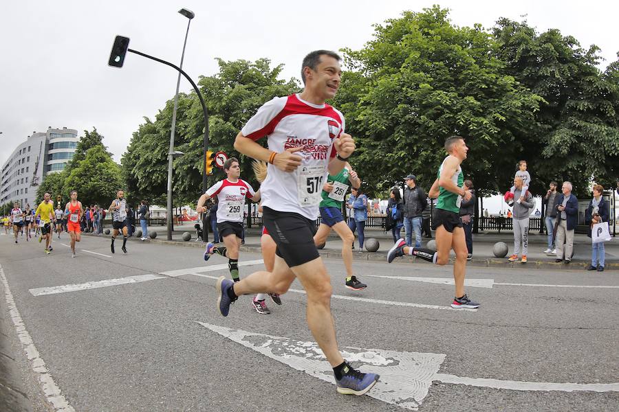 850 personas se sumaron a esta inciativa solidaria organizada por el Centro Comunitario de Sangre y Tejidos de Asturias, con el patrocinio de la Fundación EdP y la colaboración del Ayuntamiento de Gijón, la Dirección General de Deportes y EL COMERCIO