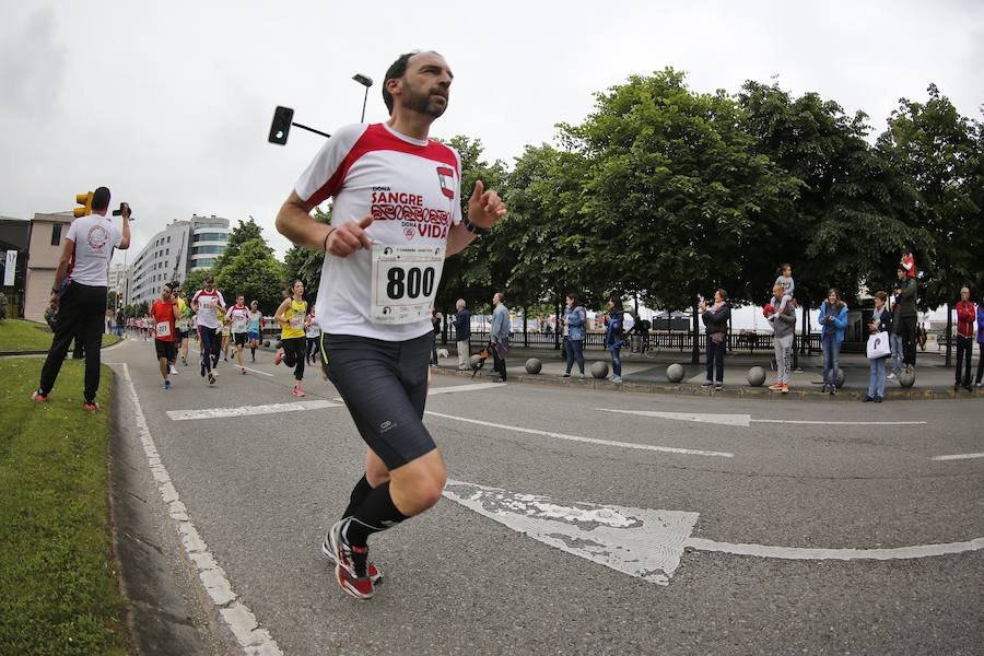 850 personas se sumaron a esta inciativa solidaria organizada por el Centro Comunitario de Sangre y Tejidos de Asturias, con el patrocinio de la Fundación EdP y la colaboración del Ayuntamiento de Gijón, la Dirección General de Deportes y EL COMERCIO