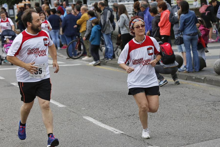 850 personas se sumaron a esta inciativa solidaria organizada por el Centro Comunitario de Sangre y Tejidos de Asturias, con el patrocinio de la Fundación EdP y la colaboración del Ayuntamiento de Gijón, la Dirección General de Deportes y EL COMERCIO